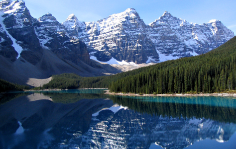 Scenery in lake surface with no wind (Specular reflection)