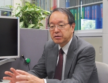 The enthusiastic look on Professor Ishikawa’s face as he pushes forward on his ideal road to science is truly impressive.