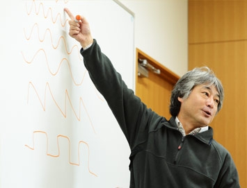 Professor Murayama illustrating that music, mathematics and physics are all connected.