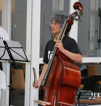 Professor Murayama performing on the double bass at Kavli IPMU