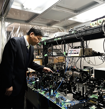 研究室の中。光子1つ1つを操り、量子もつれを発生させる実験系を見せてくれた