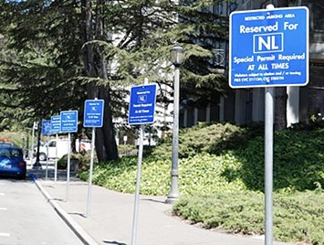 UCバークレーのノーベル賞受賞者専用駐車場。Reserved for NL(Nobel Laureates)と書かれている